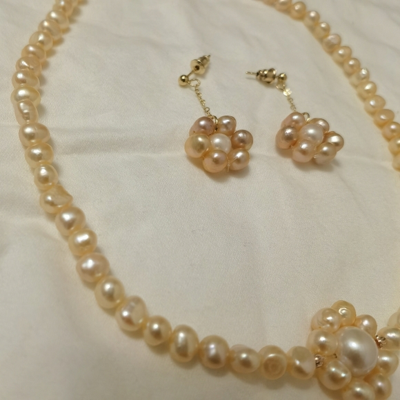 Natural freshwater pearl necklace and earrings set. - Picture 3 of 5